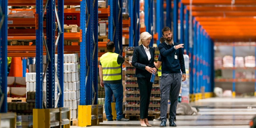 img_1080x540_workers-in-warehouse-with-client
